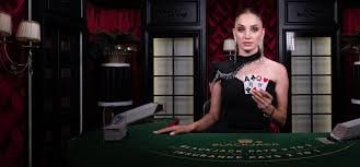 Antarmuka aplikasi mobile uptogel menampilkan permainan kasino langsung dan pasar Liga 1